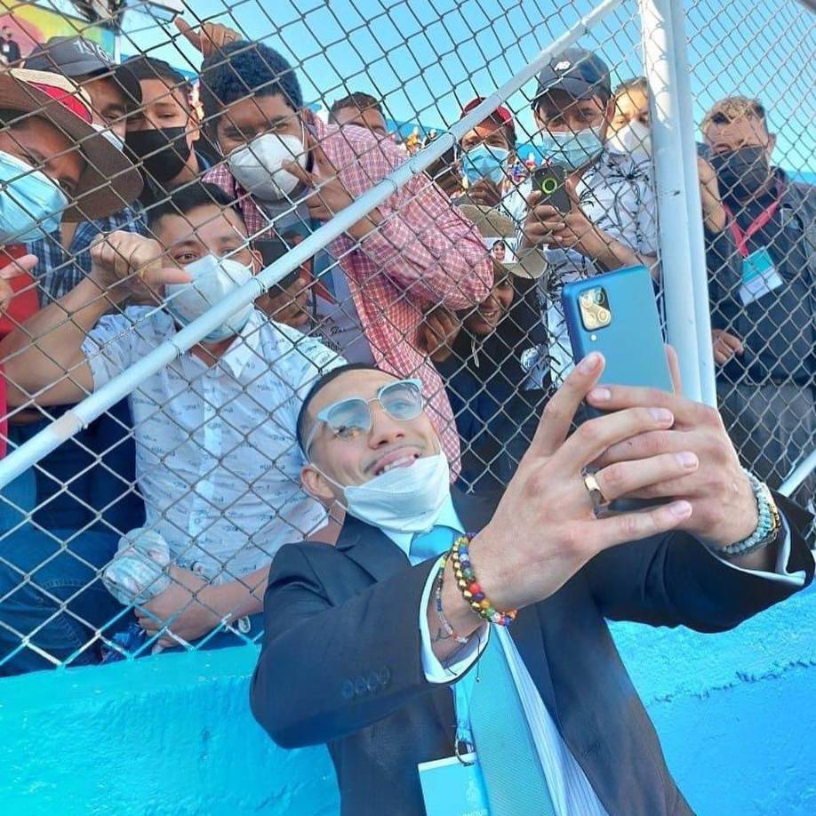 Teófimo López recibió el cariño de los hondureños y el boxeador hasta se tomó algunas fotografías con sus fans.