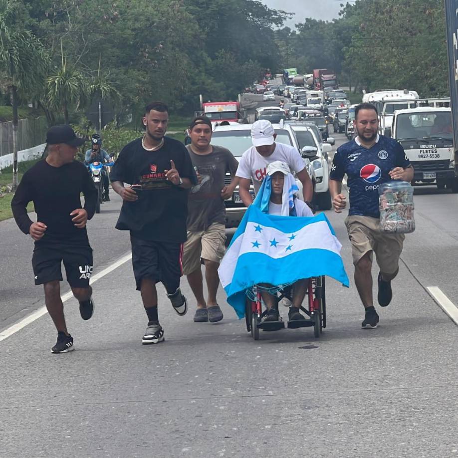 A lo anterior se suma que tiene habilidades para jugar fútbol. En los videos en los que se le ve jugando con sus amigos, se nota que tiene técnica y es desequlibrante.