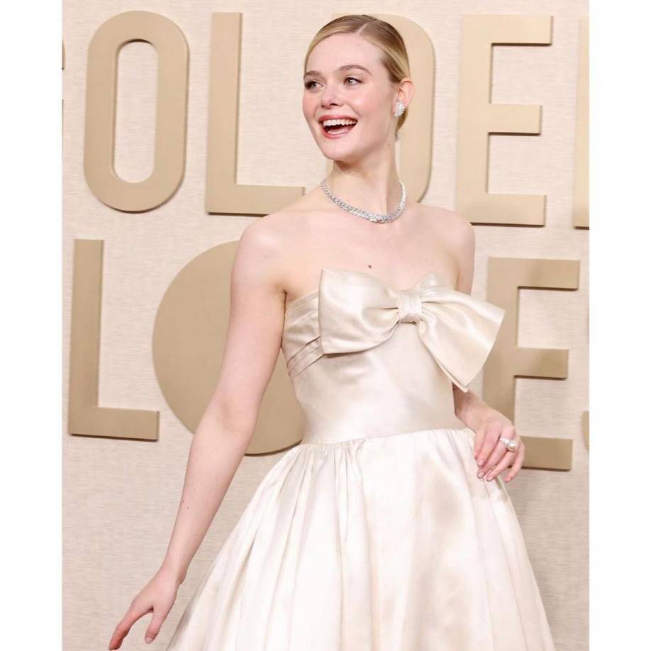Elle Fanning debutó en el cine como la versión más joven de su hermana, Dakota Fanning, en la película ‘I am Sam’ (2001) y continuó en la industria con personajes en películas como ‘Daddy Day Care’, ‘El curioso caso de Benjamin Button’, ‘The Last Room’, ‘Maléfica’, entre otras. <br /> Su tierno rostro se complementa con vestidos floreados, tonos pasteles, maquillaje sutil y más elementos que forman una imagen de belleza infantil. La bella actriz asistió a la gala de los Globos de Oro con este hermoso diseño en color crema. 