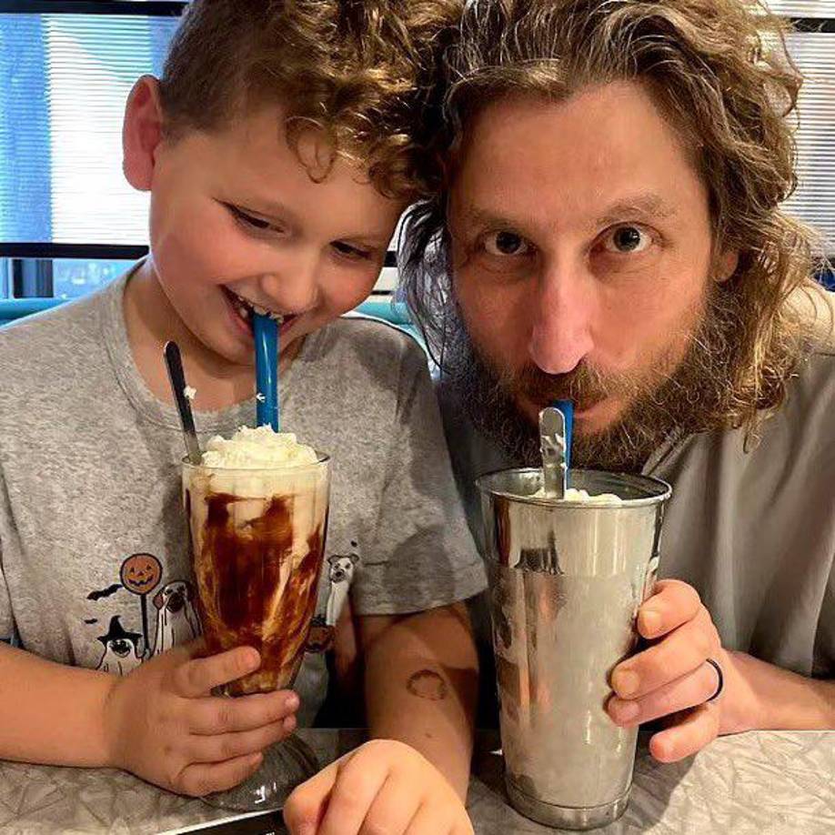 Nephew realizó varias publicaciones alarmantes en redes sociales antes de que ocurriesen los homicidios, informaron medios locales.