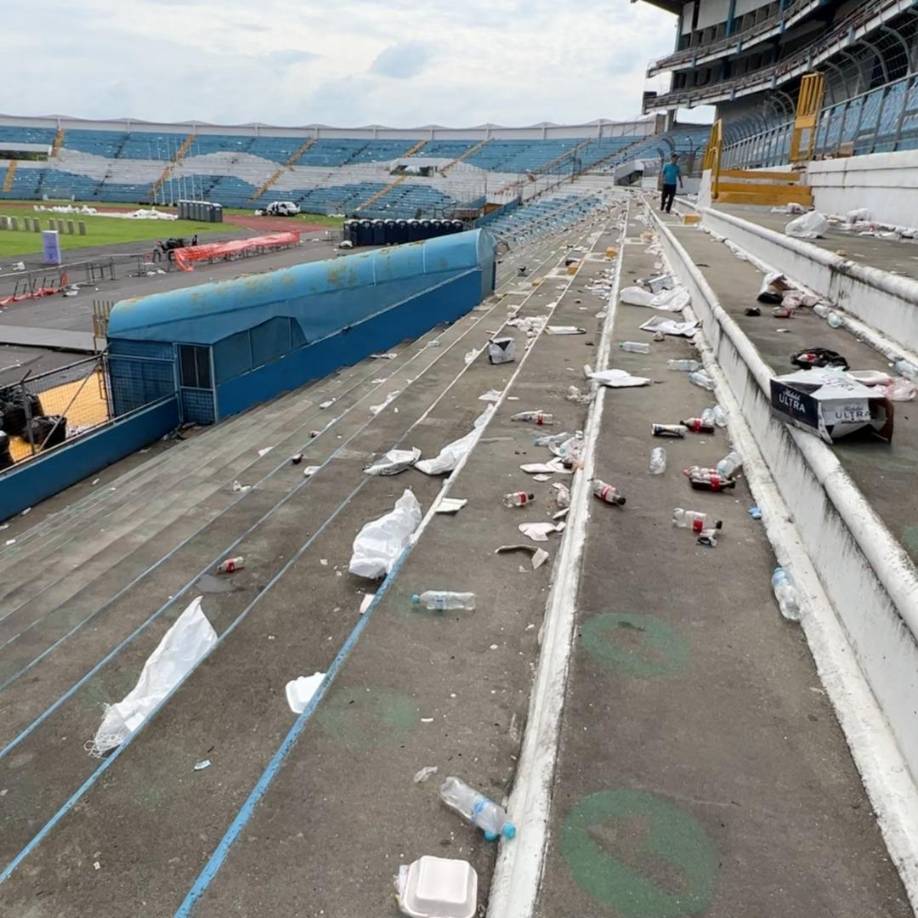 “Logré conocer el escenario, el área donde descansaba Bad Bunny con su equipo (incluso las cosas y comidas que él dejaba atrás), su camerino (donde encontré cosas sorprendentes y un retrato con el autógrafo de Bad Bunny”, reveló.