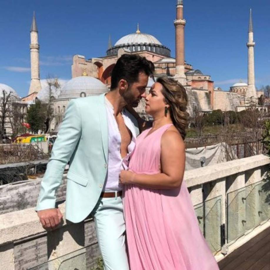 Toni Costa y Adamari López posaron como dos enamoradas para esta edición de los más bellos.