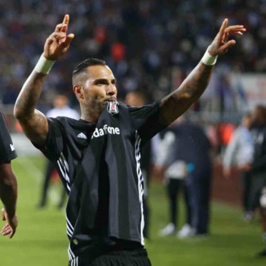 Ricardo Quaresma ha sido apartado del resto de sus compañeros en el Besiktas. El club turco le ha dado libertad para buscar un nuevo destino y en caso de no encontrarlo, continuará apartado hasta enero.