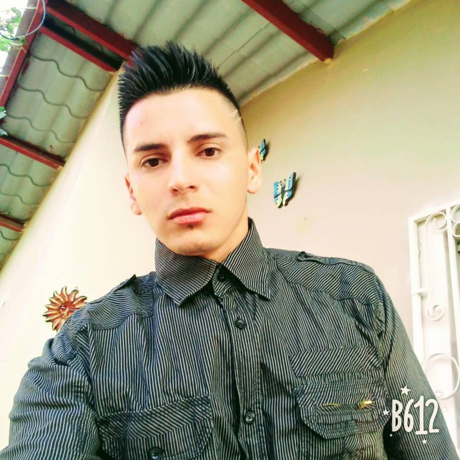 Las personas que trasladaban al joven sobrevivieron de milagro y no sufrieron heridas en la balacera. 