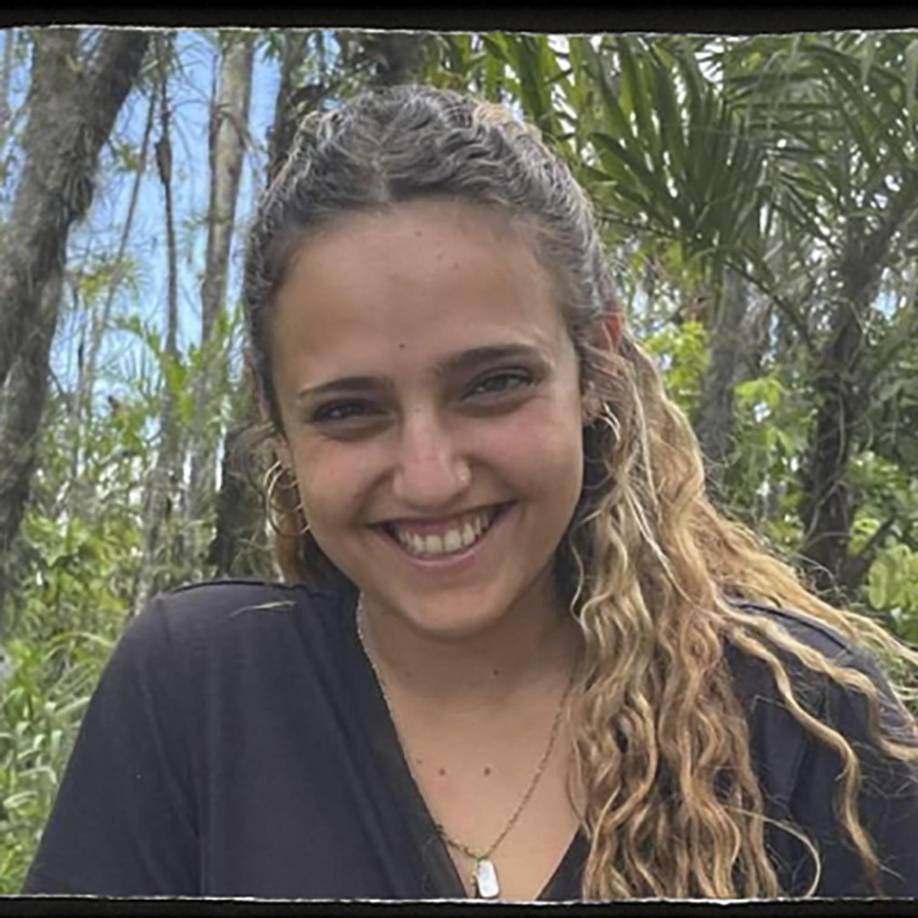 La primera de ellas es Romi Gonen, de 24 años. Gonen fue secuestrada durante el ataque al festival de música Nova, donde el 7 de octubre de 2023 Hamás asesinó a unas 360 personas y tomó como rehenes a otras 40. Esta joven vivía en Kfar Vradim, una localidad del norte del país, y tiene cuatro hermanos.