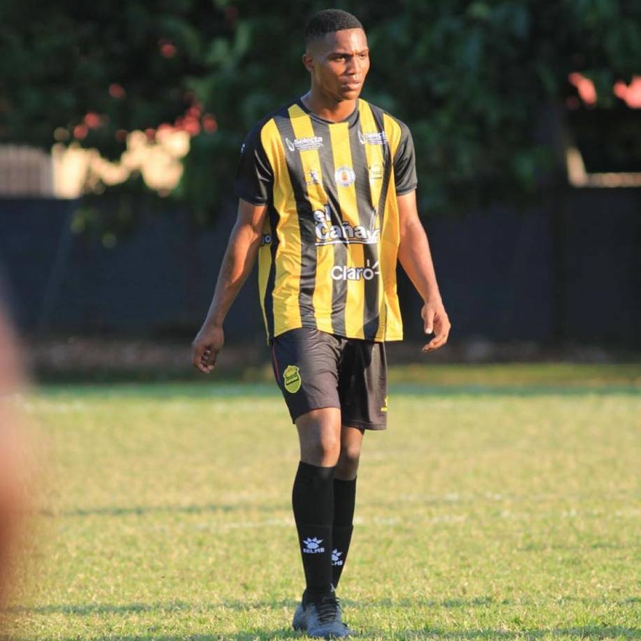 Los accidentes de tránsito siguen acabando con la vida de futbolistas hondureños. Tristemente ahora fue el turno de Axel Barrios, quien vistió la camiseta del Real España años atrás.