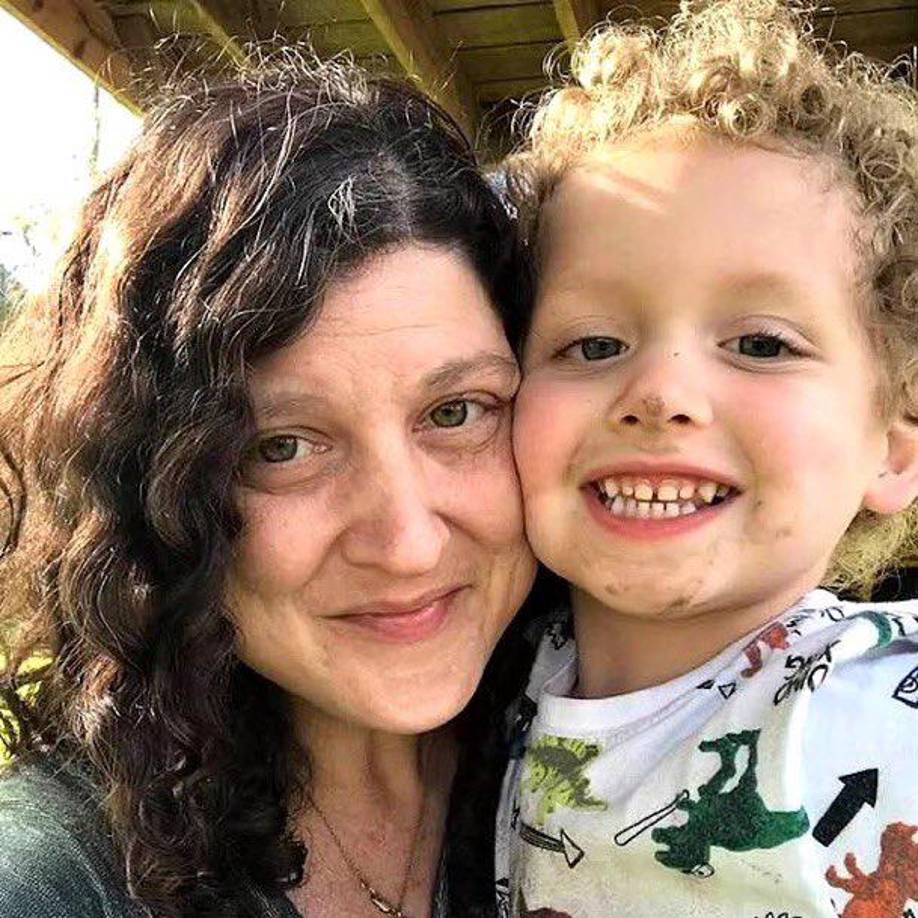 Las autoridades aún no han indicado el motivo del asesinato múltiple. El jefe de policía Mike Ceynowa aseguró que el tirador, Anthony Nephew, de 46 años, tenía un “patrón de problemas de salud mental”. En las imágenes Kathryn Ramsland, una de las víctimas, junto a su hijo.