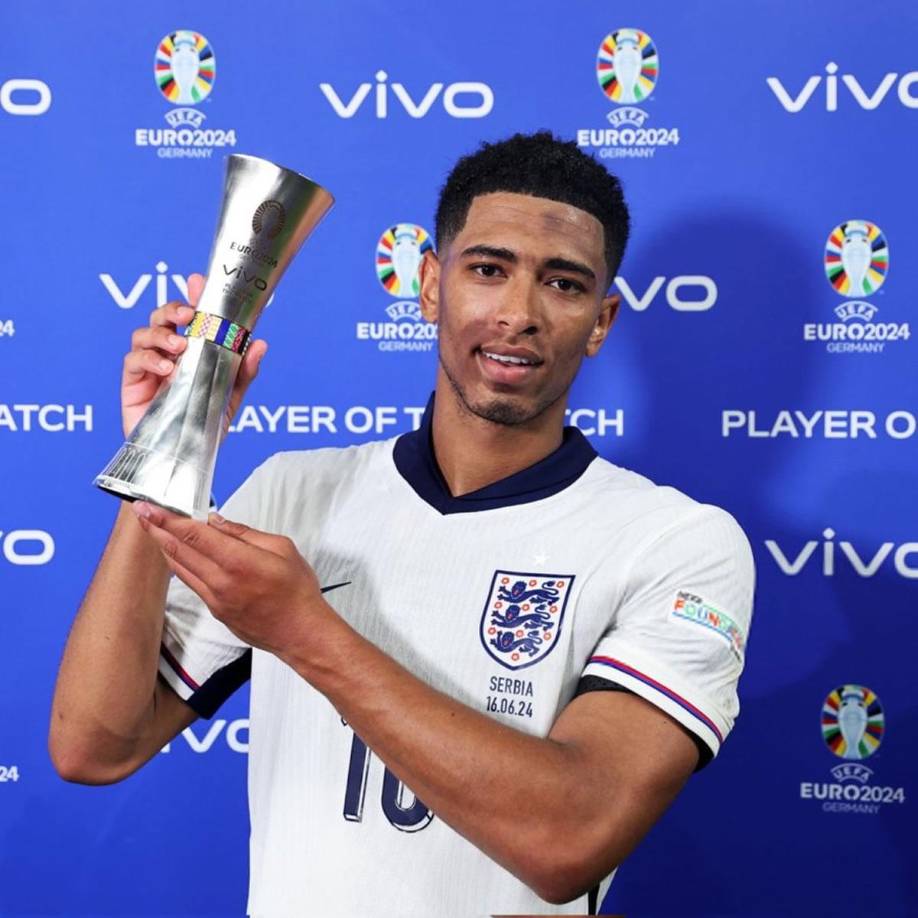 Al momento que le entregaron el trofeo al ‘MVP’ del juego ante los serbios, el jugador mostró también la mancha.