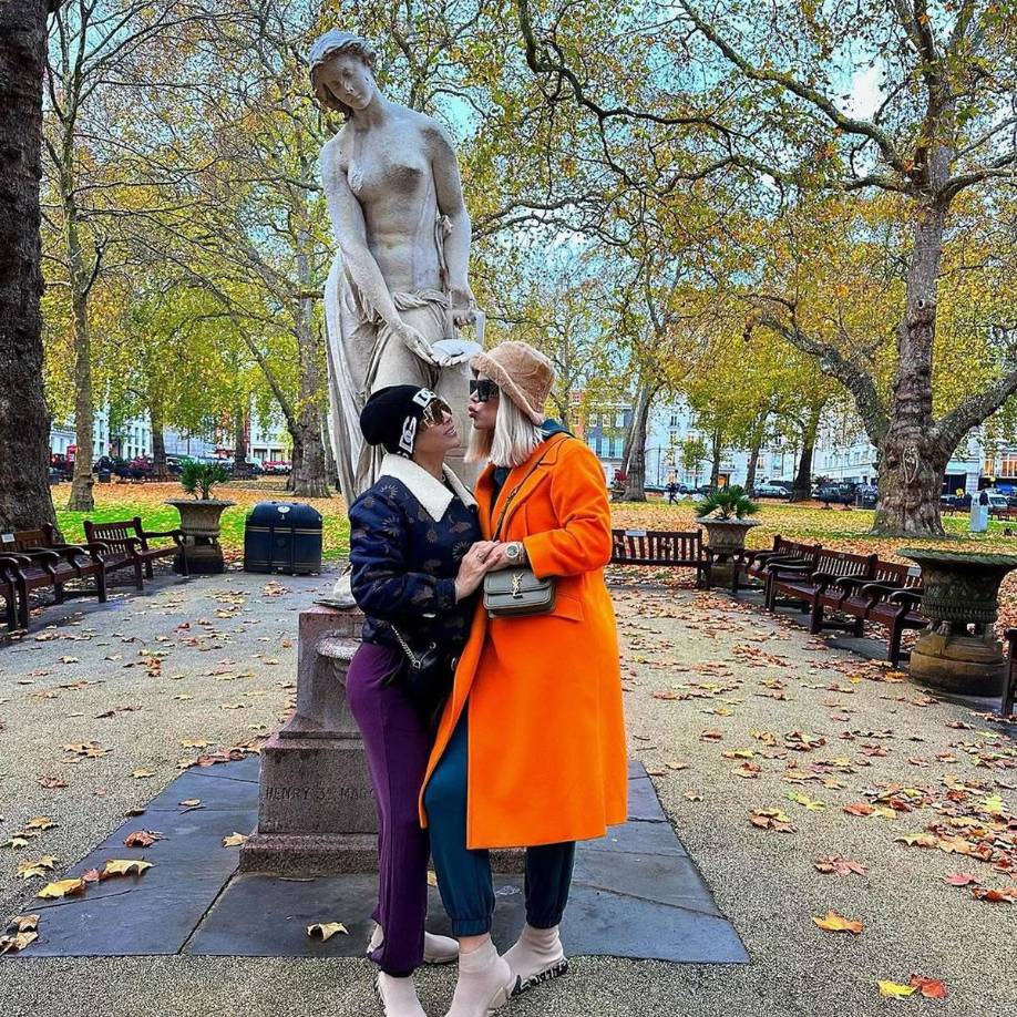 Además, en sus publicaciones ha compartido su gusto los viajes y la familia. Tiene muchas fotos con su hija Paola Salcedo.