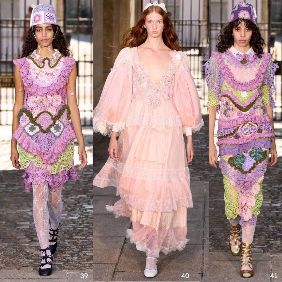 Las transparencia, olanes y medias con diseños se complementan a la perfección.