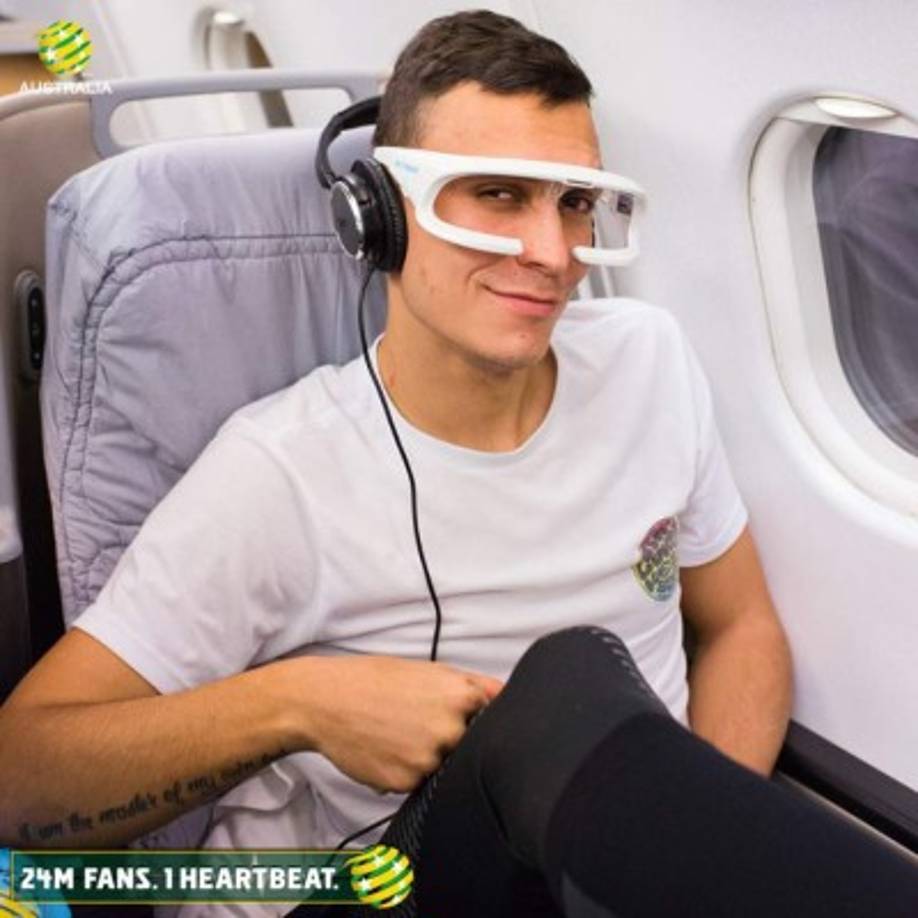 El jefe médico de los 'Socceroos', Craig Duncan, dio a los jugadores unas gafas antifatiga, que parecían sacadas de una película de ciencia ficción.