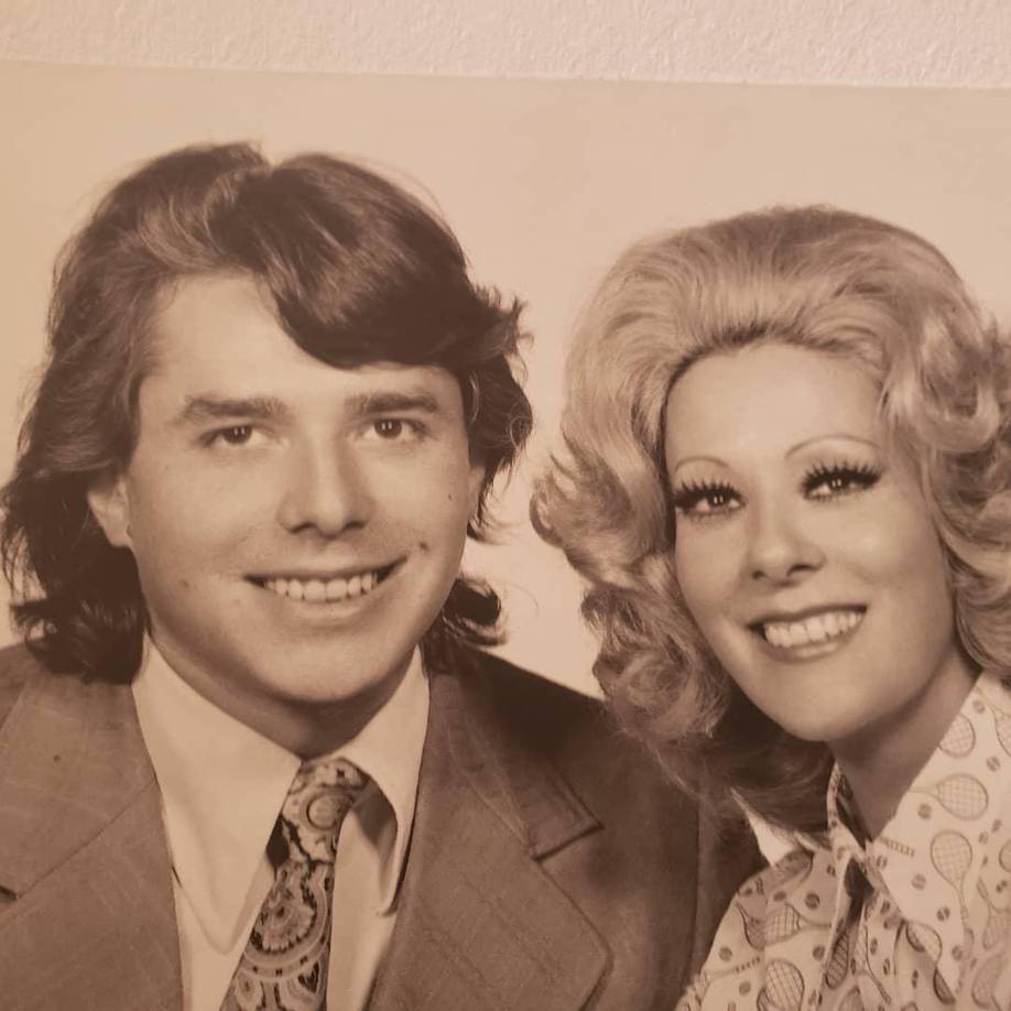 Enrique Guzmán: Silvia Pinal contrajo matrimonio con el cantante Enrique Guzmán en 1967. Tuvieron dos hijos, Alejandra y Luis Enrique Guzmán. La relación fue tumultuosa y terminó en divorcio en 1976.