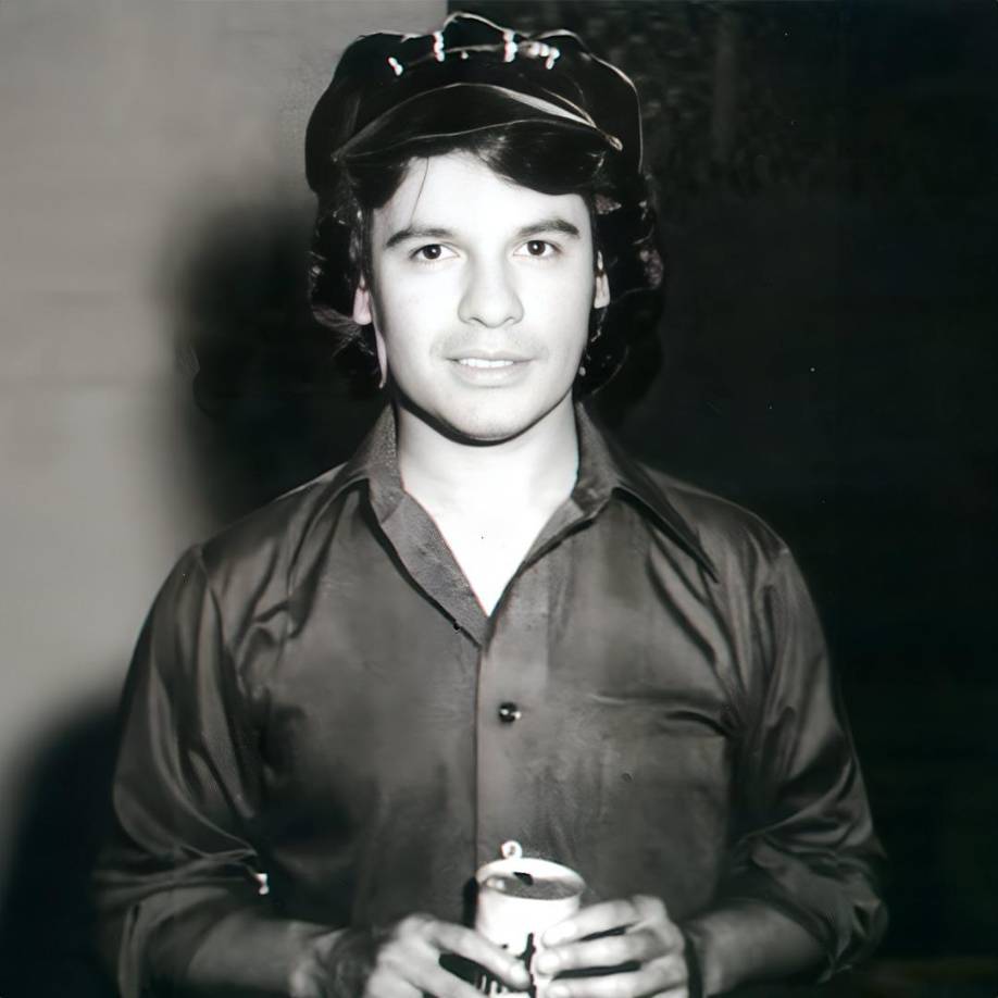 También la herencia y el destino del importante patrimonio de Juan Gabriel sigue dando contenido a las prensa, ocho años después de su muerte. La fortuna del cantante, valorada en 30 millones de dólares, además del patrimonio y la gestión de sus derechos de autor, fue confiada, por voluntad del propio artista, a su hijo biológico y heredero legítimo, Iván Gabriel. Pero esta voluntad no ha quedado exenta de controversia.