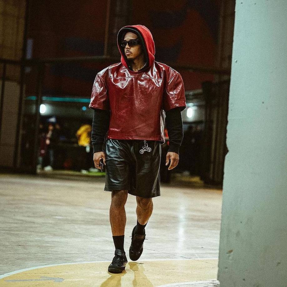 El look que usó Jules Koundé para llegar a un partido en el Camp Nou con el FC Barcelona.