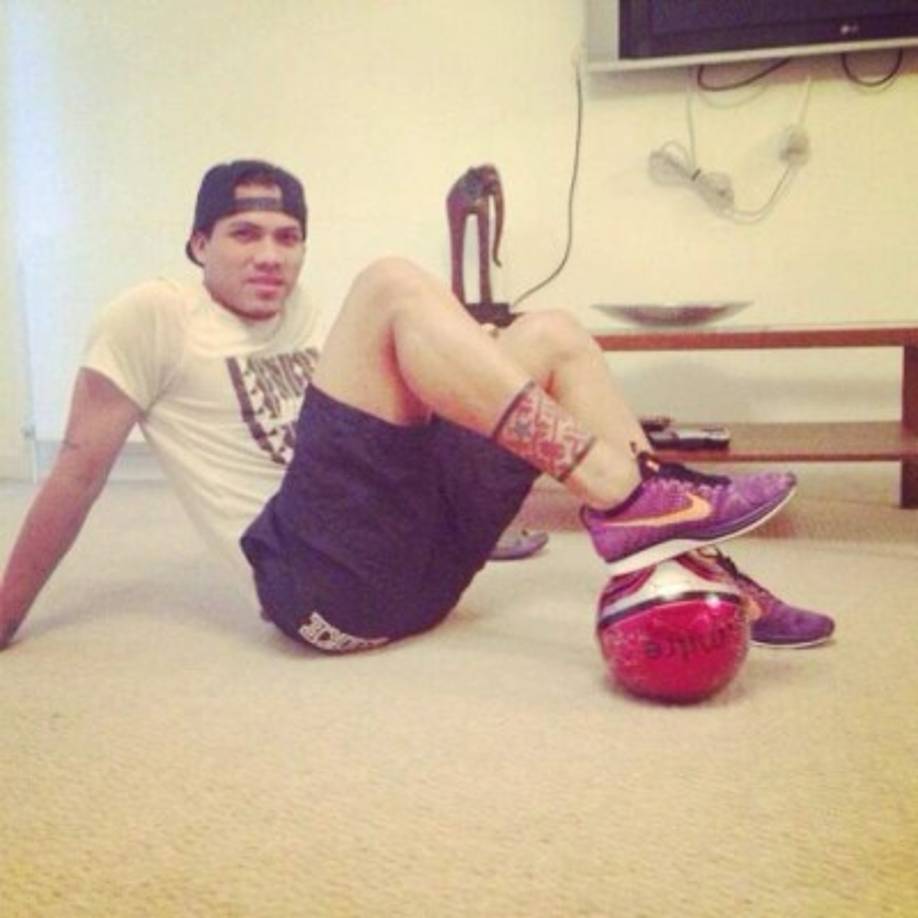 El balón fue su amigo inseparable. Desde joven se enroló en el equipo Vida de La Ceiba, luego fue traspasado al Olimpia y fue llamado a la Selección Nacional de Honduras.