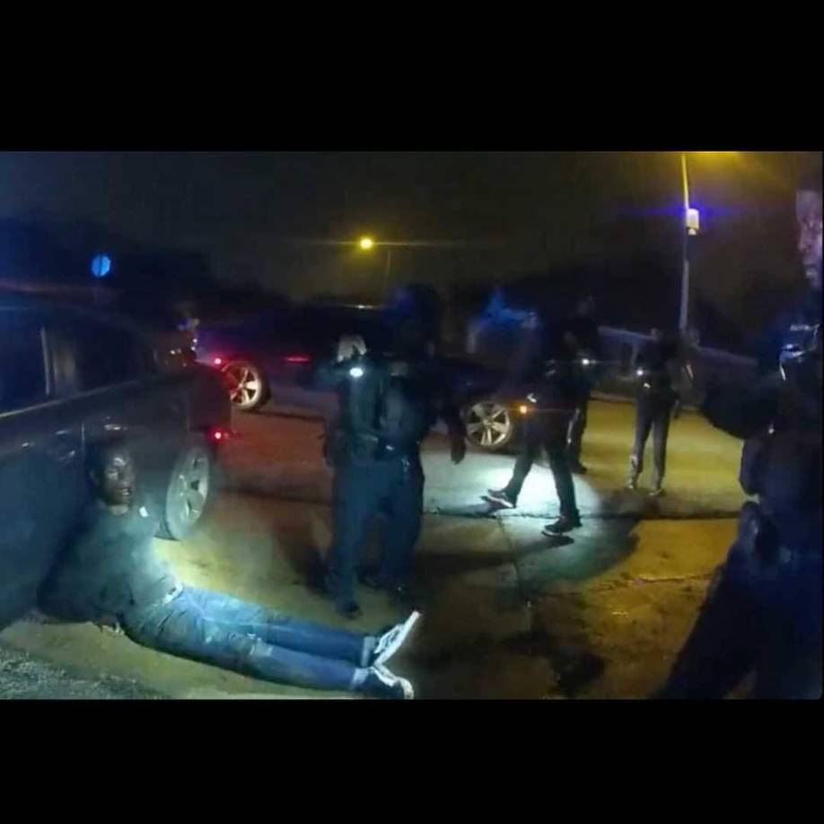 “Dame las malditas manos ¡Golpéalo!”, se escucha en el video que ha causado la indignación de Estados Unidos.