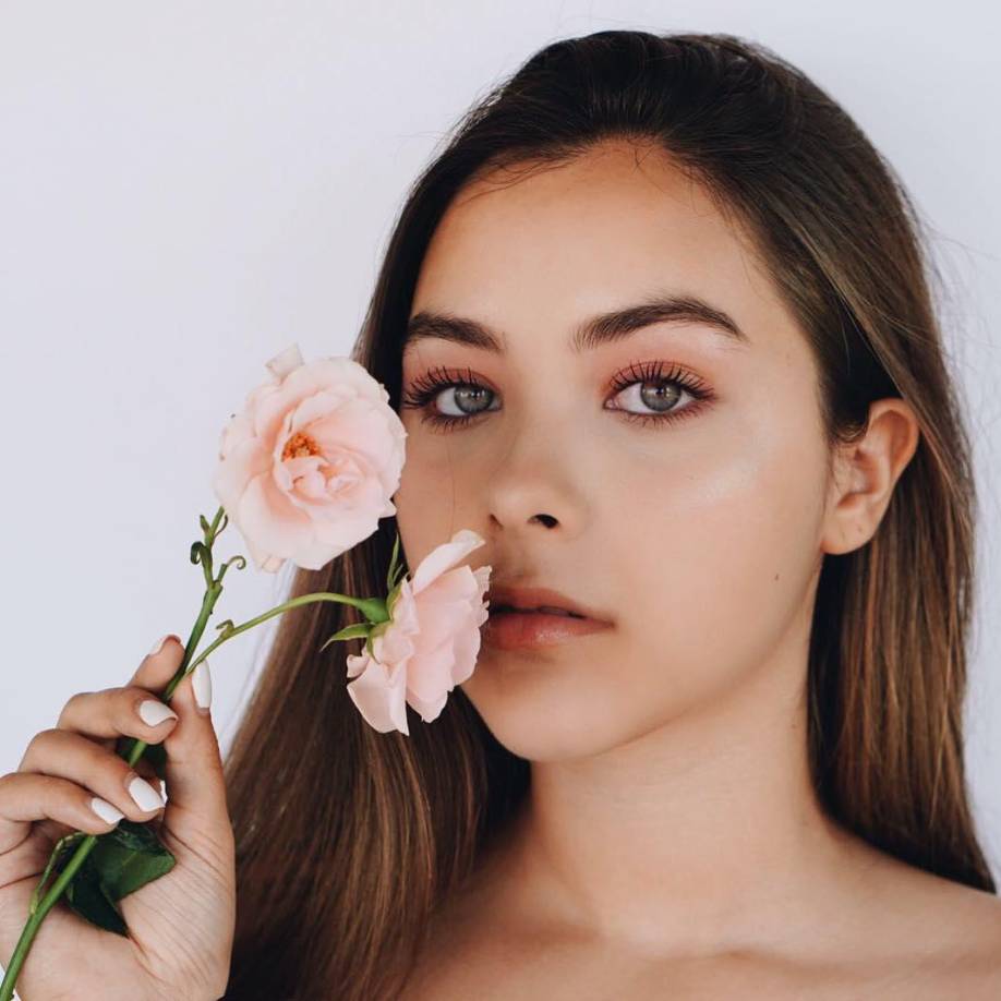 La joven de 21 años, promueve su EP con el sencillo “Si Te Vas”, y destacó que su línea musical es una mezcla de géneros entre el folk, indie y pop. Contó también que fue en 2020, durante la cuarentena ocasionada por la pandemia, cuando ella y sus hermanos hablaron sobre el futuro de su carrera, llegando a la conclusión del ciclo que debían cerrar.