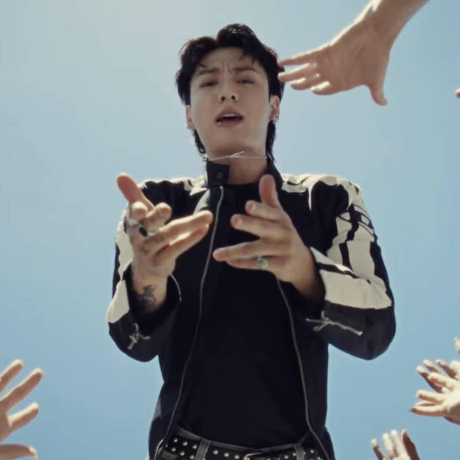 Se le preguntó que más viene para Jungkook estos últimos meses del 2023 y el cantante dijo: “Mi álbum en solitario está en camino”