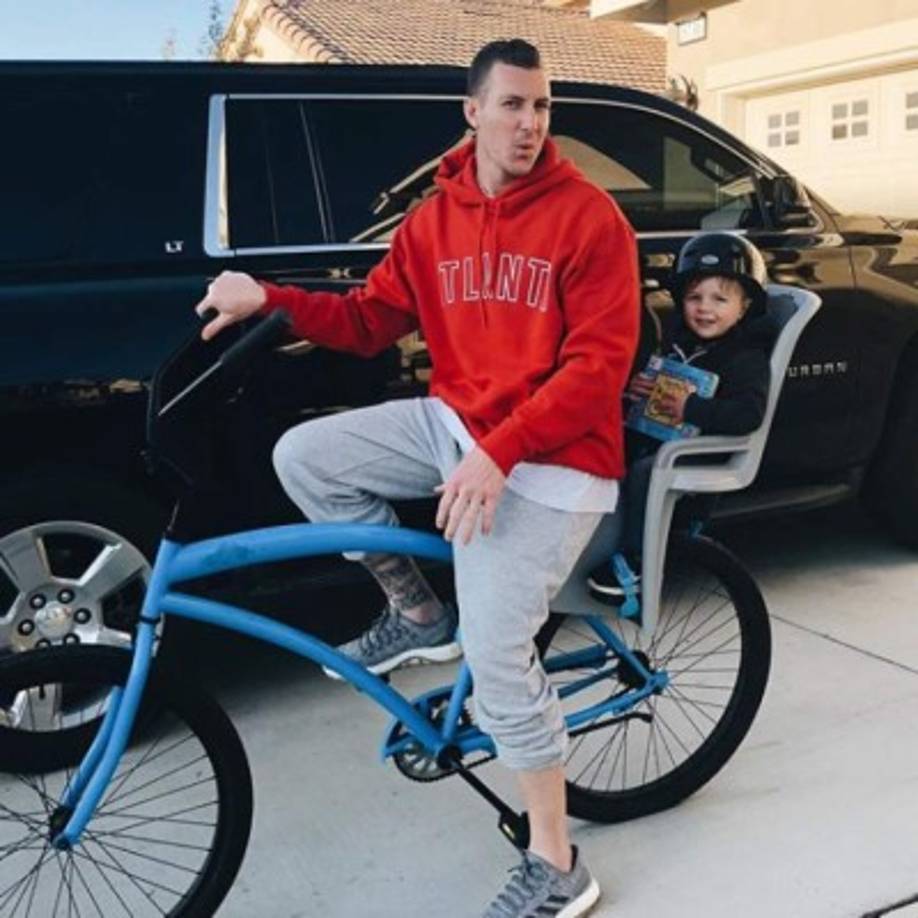 'Anoche, el amor de mi vida, el padre de mis hijos y el pastor de nuestra increíble iglesia, tomaron su último aliento y fueron a estar con Jesús. No era el milagro que esperaba, pero ahora está en el cielo con su padre, libre de dolor, libre de depresión y ansiedad'