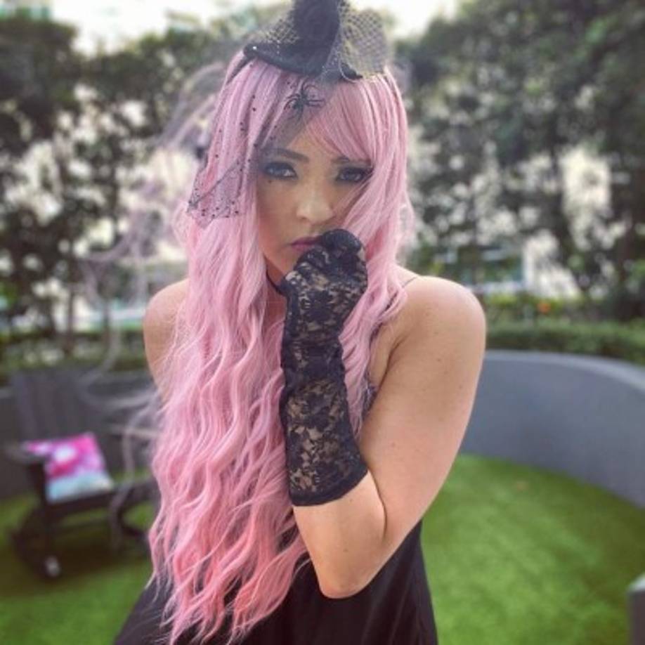 Debbie eligió para la ocasión un sexi vestido negro y una peluca color rosa. La catracha completó su look con guantes negros y un pequeño sombrero.