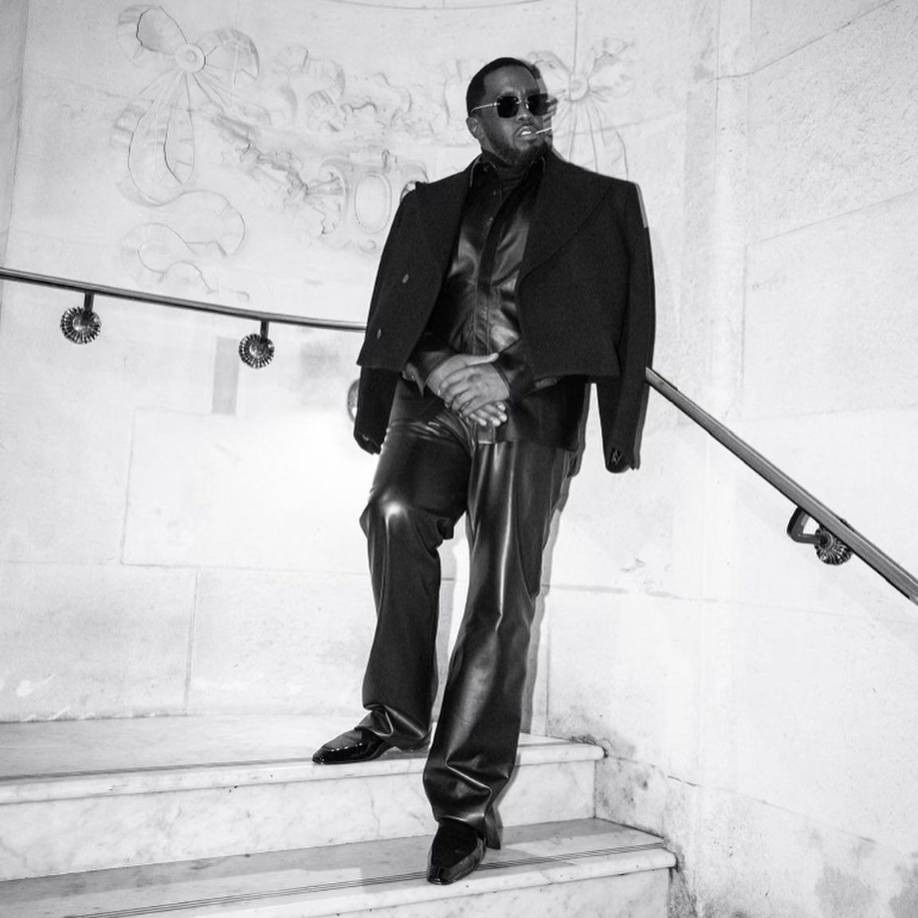 En la solicitud citaron circunstancias cambiadas, incluida nueva evidencia, que, según dijeron, hacía sensato liberar a Combs para que pueda prepararse mejor para su juicio del 5 de mayo. La solicitud le fue negada.