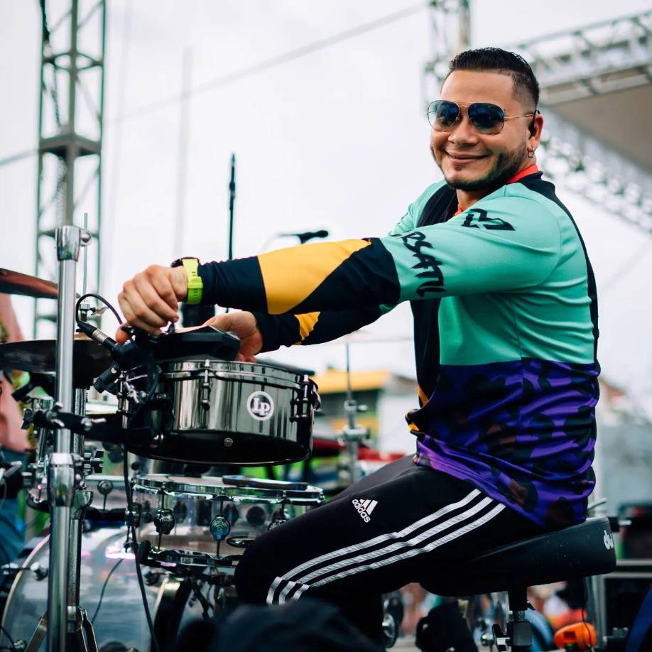 Julio Rodríguez, director de la agrupación sampedrana La Versátil, opinó: “Como artistas hondureños estamos felices de lo que Cesia ha logrado en esta generación de “La Academia”, una vez más queda comprobado que hay talento en Honduras y al igual que Angie Flores en la pasada temporada los comentarios han sido positivos en la mayoría de los conciertos, dejando a los críticos y la audiencia de millones de personas en América Latina asombrados por su potente y particular voz, hemos seguido día a día el crecimiento de Cesia y la estamos apoyando, votando en la App y por supuesto con las mejores vibras desde aquí... Verla cumplir su sueño nos motiva a seguir adelante porque ella nos representa a todos los que soñamos con triunfar en esta bonita carrera como músicos y artistas...Queremos invitar a toda Honduras a votar por Cesia Sáenz porque una vez más tenemos una representante en las finales de “La Academia”.