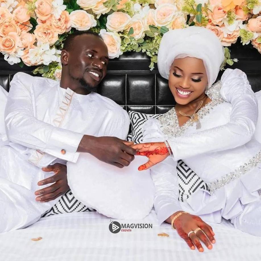 La diferencia de edad es de 13 años, Mané tiene 31 y Aisha Tamba solo 18, según detallan varios medios locales. Lo que asombra es que sea el amor de toda la vida del jugador.