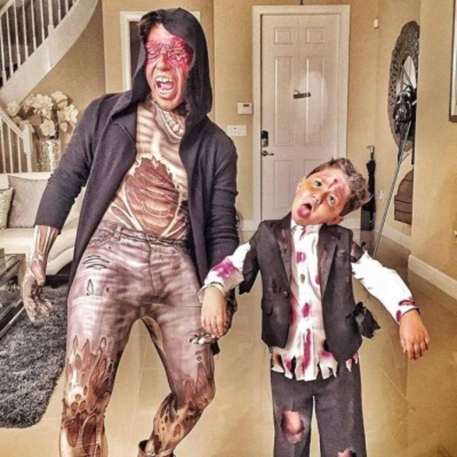Jorge Bernal y su hijo de zombies.