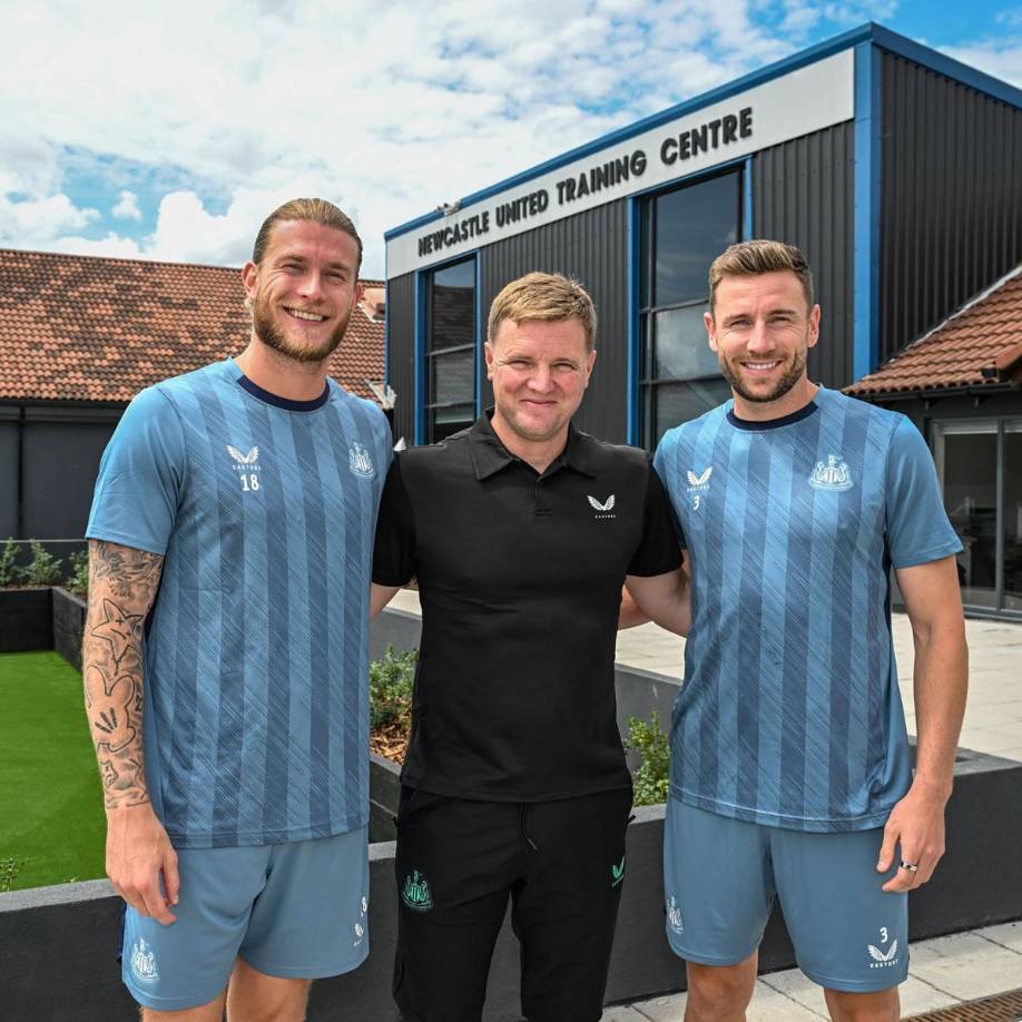 El portero Loris Karius continuará la próxima temporada en el Newcastle, al igual que el defensa Paul Dummett, después de renovar por una campaña sus respectivos contratos, hasta el verano de 2024, según anunció este domingo el club, que regresará este curso a la Champions.