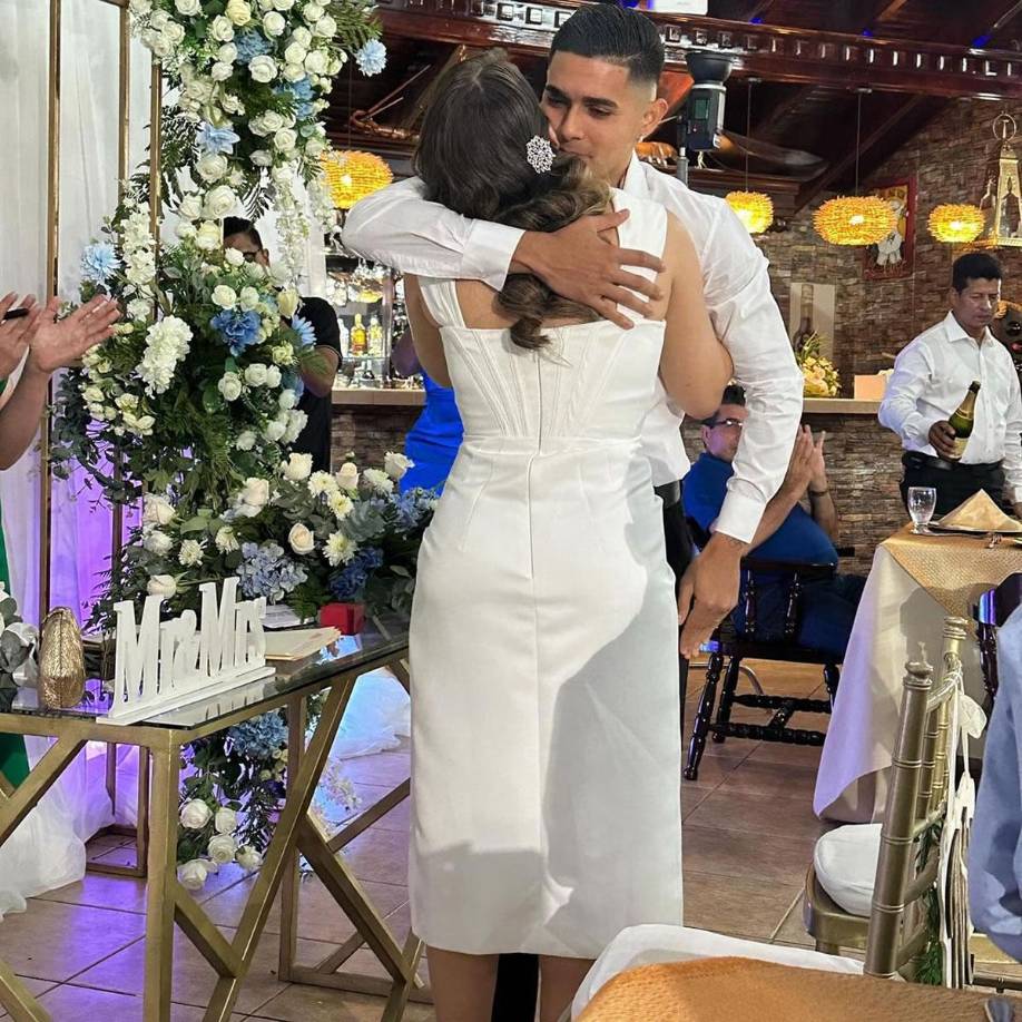 La ceremonia de matrimonio entre Luis Palma y Annie Córdova fue muy solemne y discreta.