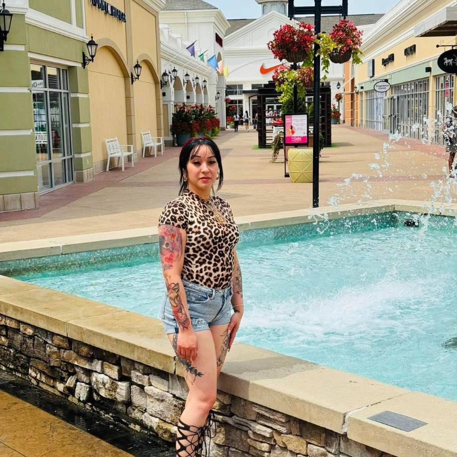 Al llegar a la escena se encontraron a una mujer dentro que había sido víctima de varias agresiones por arma blanca, 17 puñaladas, según confirmó en redes sociales una fuente familiar de la fallecida.