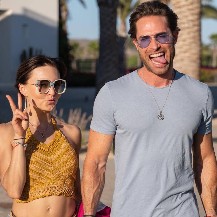 “Yo se lo deseo a todas las mujeres porque también no crecemos en una cultura en la que nos hacen ver que tenemos que ser independientes, no depender económicamente de absolutamente nadie, mucho menos de una pareja. Porque si entonces hablas de dinero no estás hablando de amor, estás hablando de una negociación, de un trabajo, de un deal que tienes que llevar a la casa”.