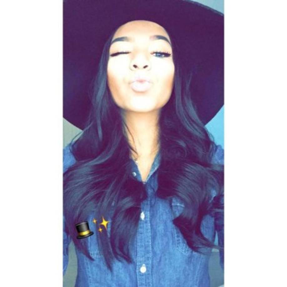 Escobar también es aficionada al fútbol, en Honduras le gusta el Olimpia y en el mundo internacional le va al FC Barcelona.