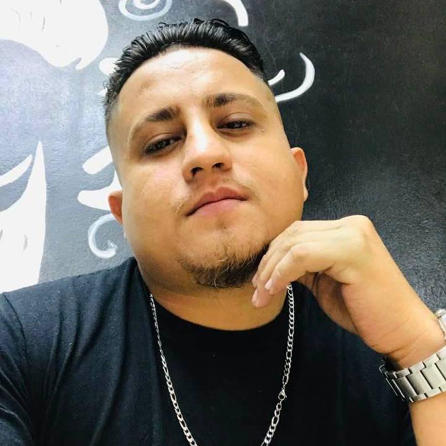 Tony era un reconocido barbero en Puerto Cortés y en las redes sociales sus familiares y amigos han inundado las muertras de pesar por su irreparable pérdida.