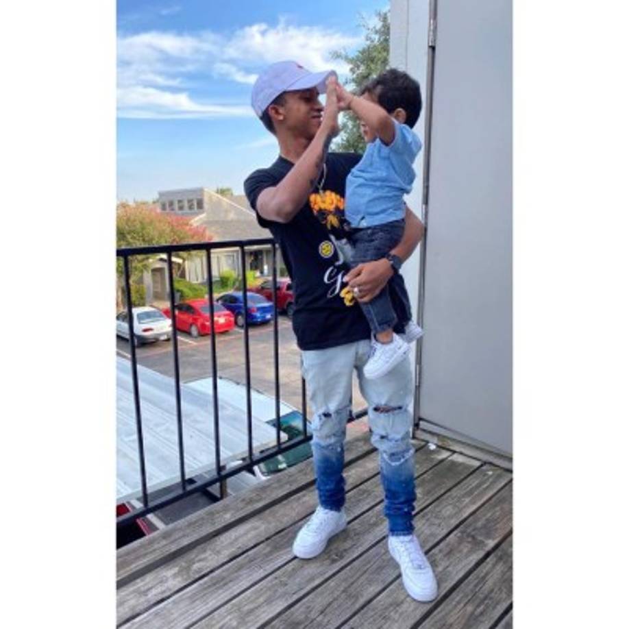 Y es que el artista proclama su amor por su familia a los cuatro vientos, y anima a otros a que hagan lo mismo, pues para Rude Boy, la familia es lo más importante.