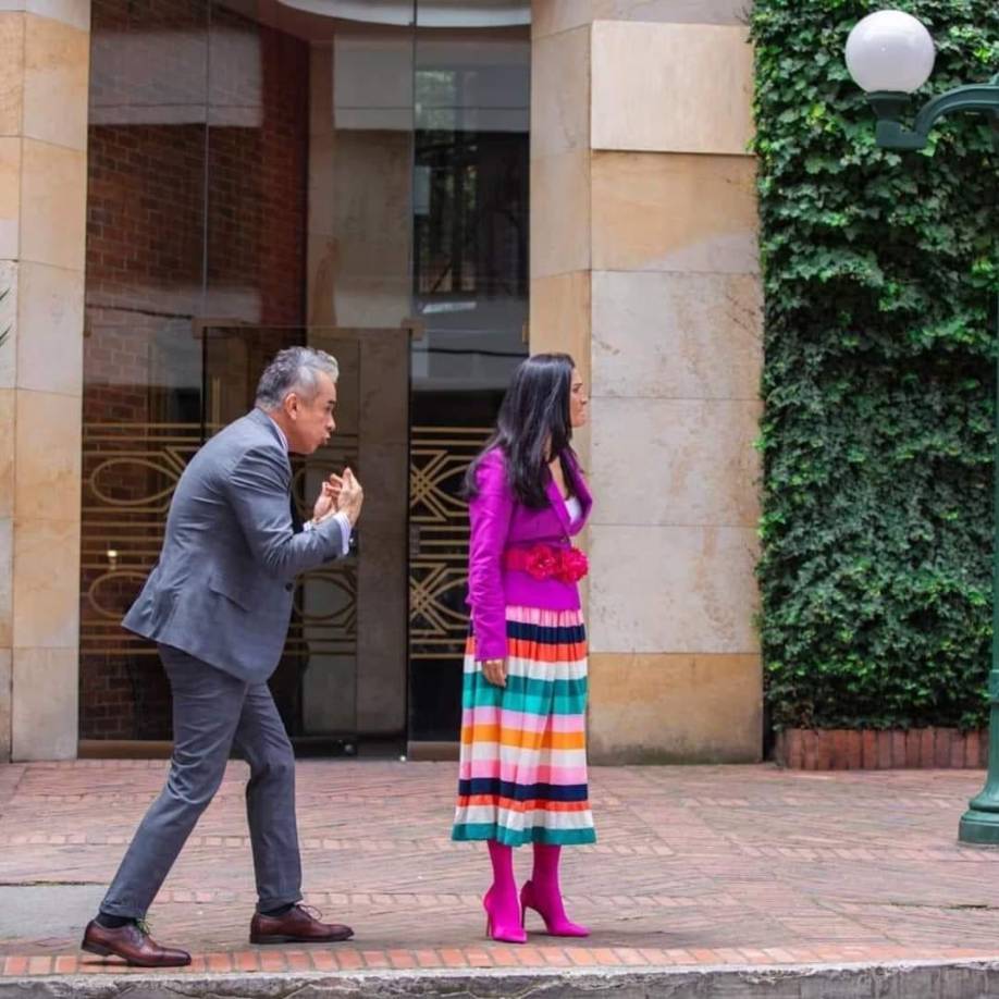 “Betty la fea” contará la historia de la icónica Beatriz Pinzón Solano, 20 años después de la serie original. Betty seguirá casada con su esposo y líder de la compañía, Armando Mendoza, donde reconstruirá su relación con su hija adolescente Mila, y sobrellevará la crisis de su compañía familiar, preguntándose si hace 20 años escogió el camino que la hizo plenamente feliz.