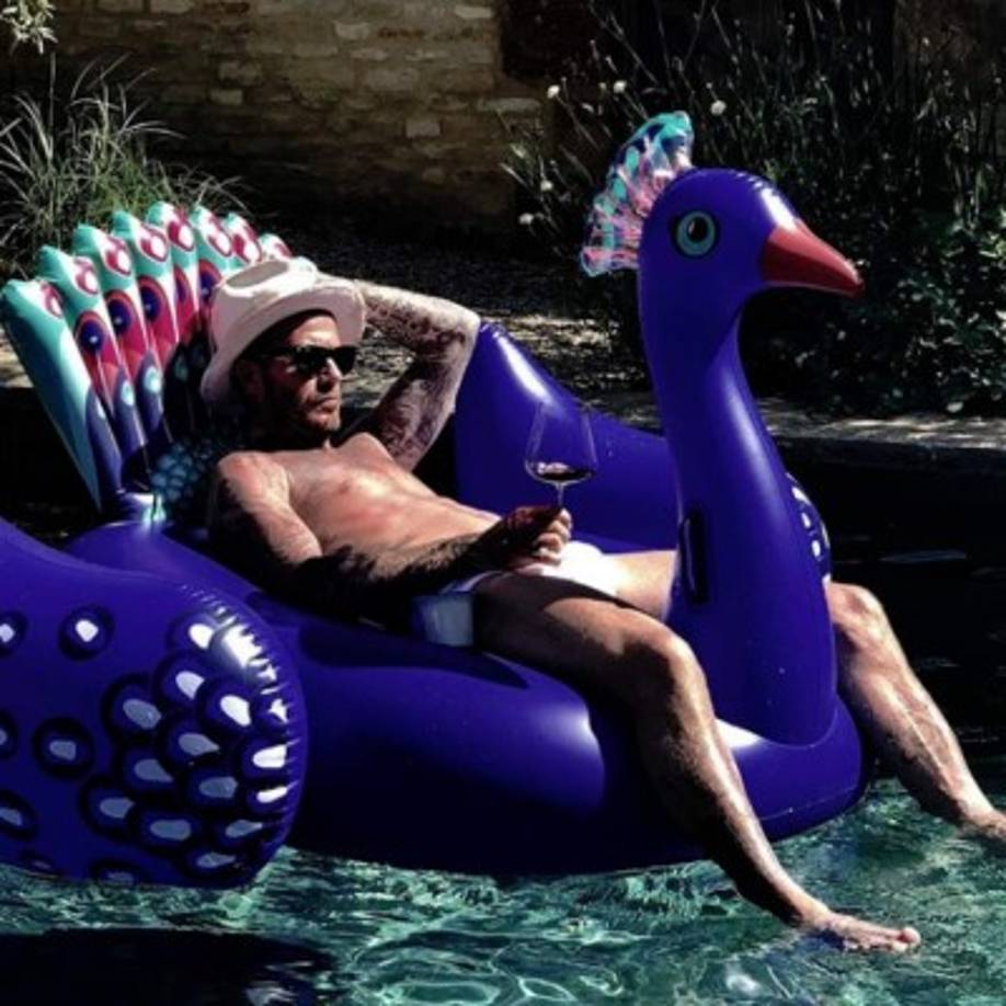 A cinco años de su retiro como futbolista, Beckham (43) se ha convertido en una de las figuras deportivas más cotizadas para actividades publicitarias, además de dirigir su propia empresa Beckham Brand Holdings Limited, que le dejó 15 millones de euros como salario en 2017, según el tabloide británico The Sun.