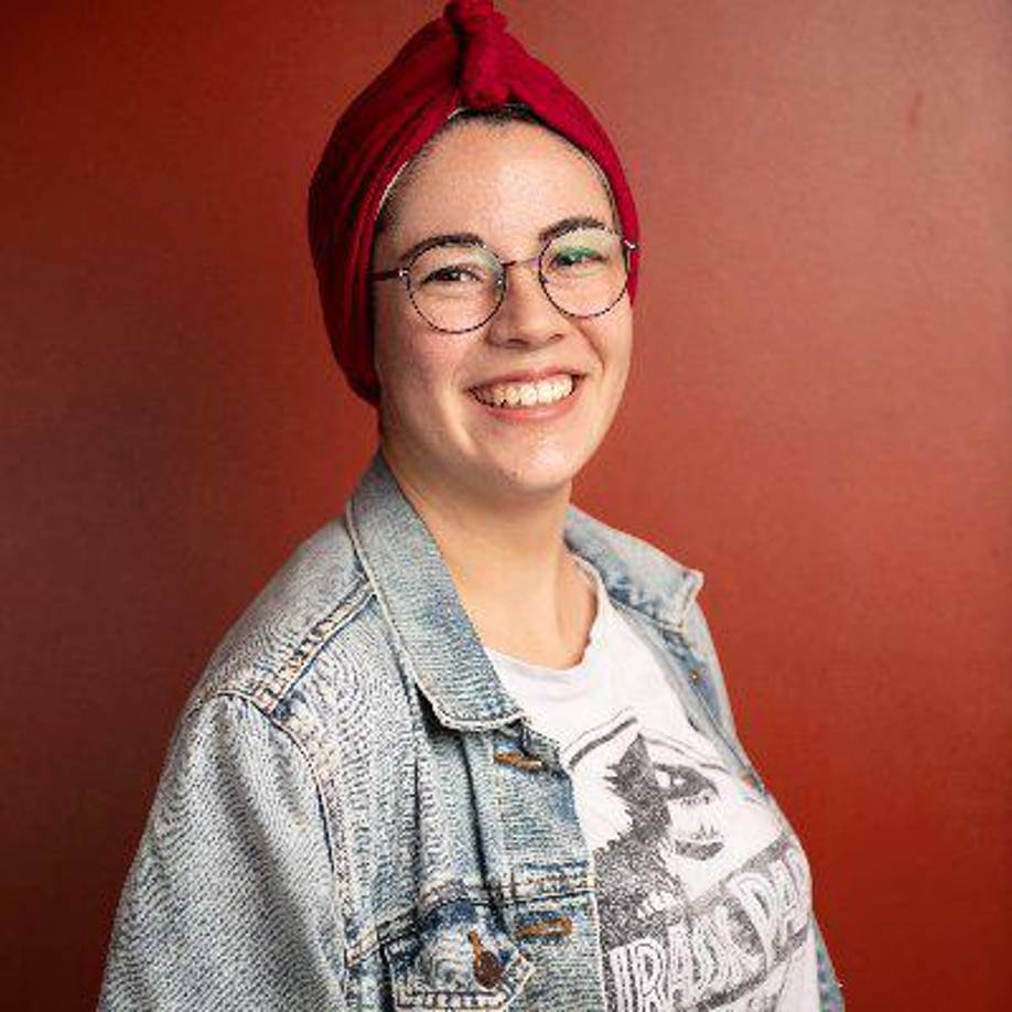 “Fueron tres horas de interrogatorio en árabe, y en cierto punto me exigieron una prueba de virginidad. Por alguna razón yo había pasado a ser la acusada. Cuando preguntaba por qué exigían que les diera mi celular, me aseguraban que no había cargos en mi contra, que solo querían verificar que no hubiera una relación romántica entre nosotros, pues el agresor se defendió de la denuncia diciendo que yo era su novia”, narró Schietekat.