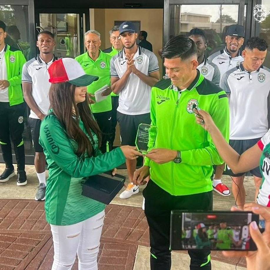 La Furia Verde de Estados Unidos le entregó un reconocimiento a Francisco ‘Chelito’ Martínez antes del partido.