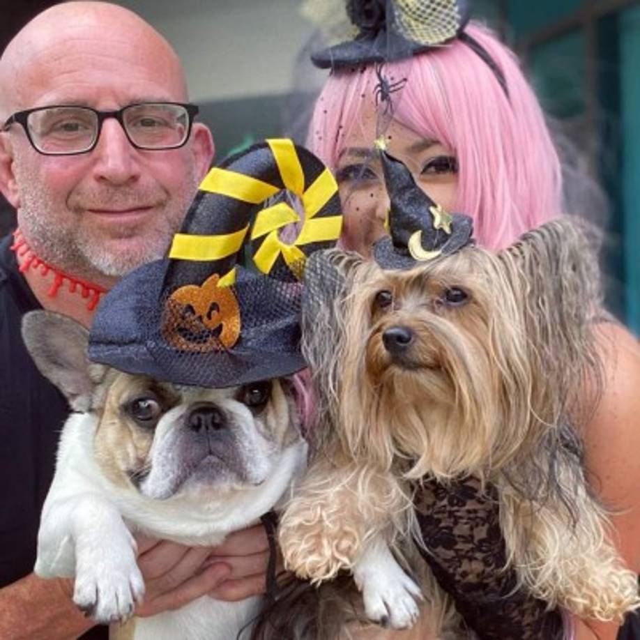 La pareja se mostró muy feliz y enamorada durante la celebración de Halloween 2020.