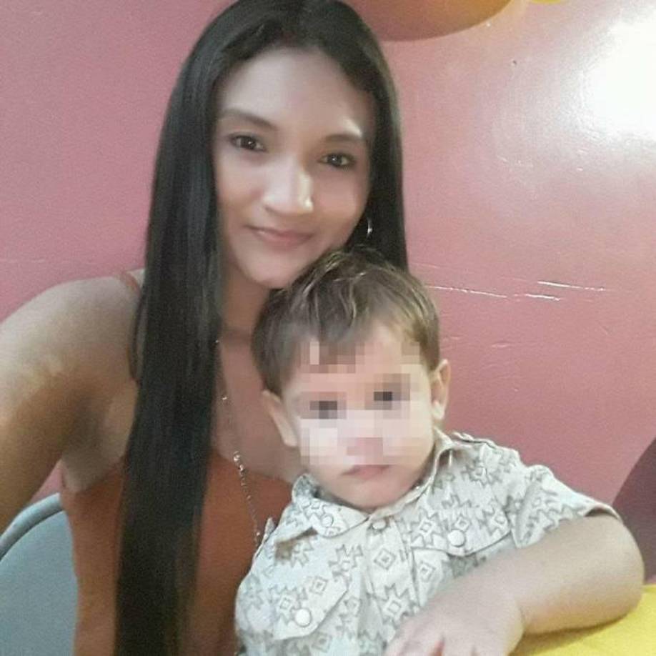 Los paramédicos trataron de resucitarla por casi 15 minutos hasta la llegada de una ambulancia que la transportó a un hospital donde fue declarada muerta.