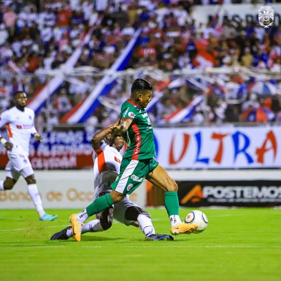 Julián Martínez derribó a Iván ‘Chino’ López y el árbitro no pitó el claro penal.