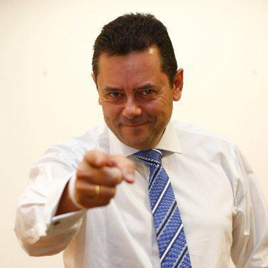 Y agregó: “Nada menos que 13 tiros y ni uno solo entre los tres palos. Ante un Barça timorato, italianizado y ultradefensivo, que llegaba con la depre acumulada tras sus derrotas en Old Trafford y Almería, el Madrid jugó con un oficio germánico, muy ordenado y con mucha posesión. Pero sin verticalidad, sin energía, sin ardor guerrero”.