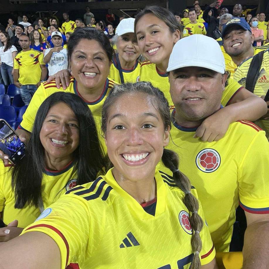 En 2021 finalmente jugó con la representación cafetera en partidos amistosos y así comenzó su nueva aventura en tierras sudamericanas. La familia Bahr la apoyo incondicionalmente y hasta el día de hoy asisten a los estadios.