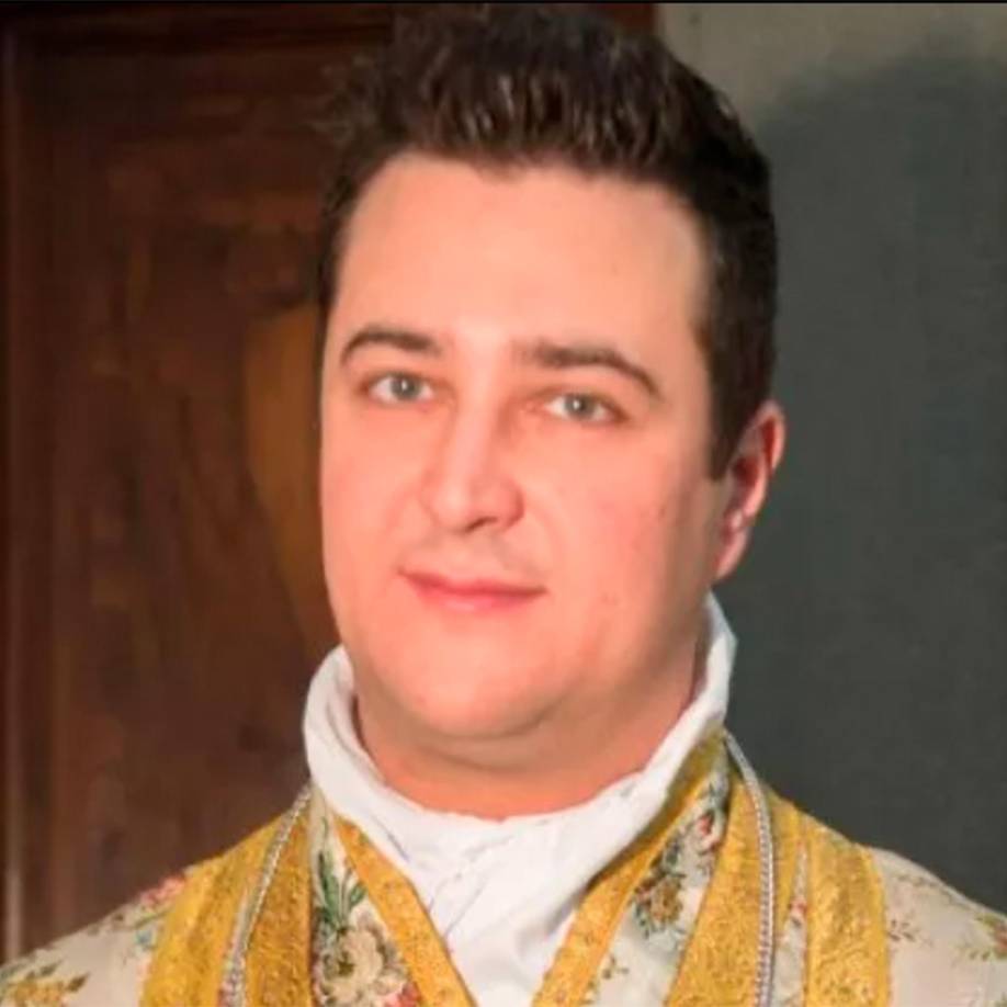 Fue el propio Spagnesi quien confesó que él y Regina consumían y vendían esta droga y cada semana y organizaban fiestas mirando aplicaciones de drogadictos homosexuales.