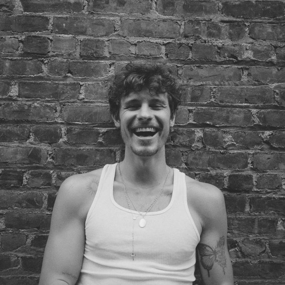 “Quieres decir: ‘No soy gay, pero estaría bien si lo fuera, pero tampoco hay nada malo en ser gay, pero no lo soy’. Realmente no sabes cómo responder a la situación”, dijo en una entrevista en el podcast de Dax Shepard, “Armchair Expert”, en 2020.