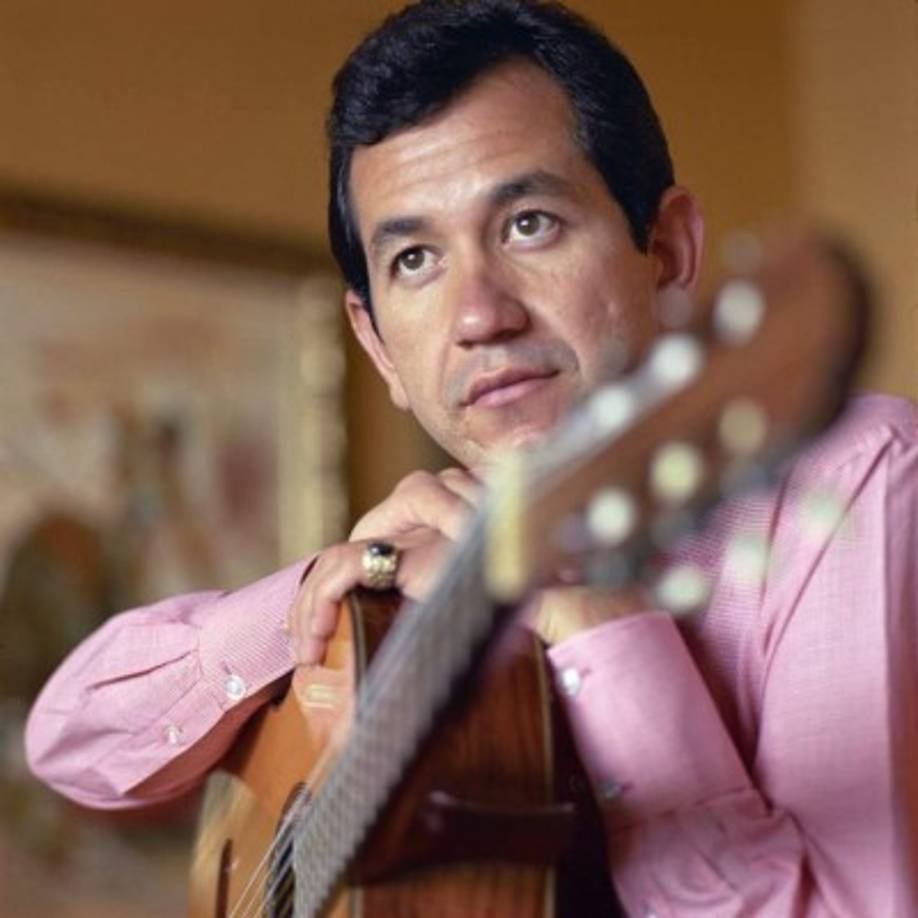 Trini López (83 años):<br/><br/>El cantante y actor latino, que se hizo muy popular en los años 60 por la canción 'If I Had A Hammer' y que participó en la película 'The Dirty Dozen' (1967), fue una de las muchas víctimas hispanas del coronavirus.<br/><br/>Nacido dentro de una familia de origen mexicano, López comenzó su trayectoria musical a finales de los años 50 en el grupo Big Beats, y con el apoyo de Buddy Holly y Frank Sinatra se abrió camino en solitario en los años 60 y siempre llevando sus raíces latinas con mucho orgullo.<br/><br/>Éxitos como 'I'm Comin' Home, Cindy' o 'Lemon Tree' le abrieron la puerta de Hollywood, donde dejó huella en películas tan famosas como el clásico bélico 'The Dirty Dozen', 'The Phynx' (1970) o en la serie 'Adam-12' (1971-1972).