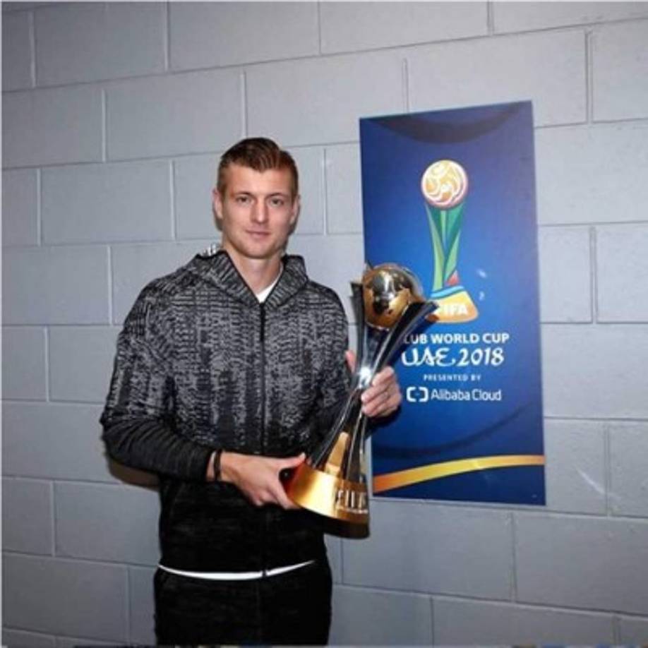 Toni Kroos sigue disfrutando del trofeo ganado en el Mundial de Clubes.