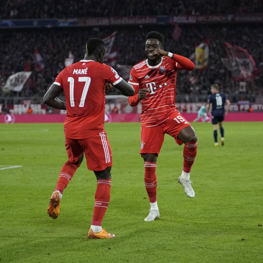 En el otro partido del grupo, el Bayern Múnich goleó 5-0 al Viktoria Plzen. Sadio Mané y Alphonso Davies celebraron uno de los goles con este bailecito.