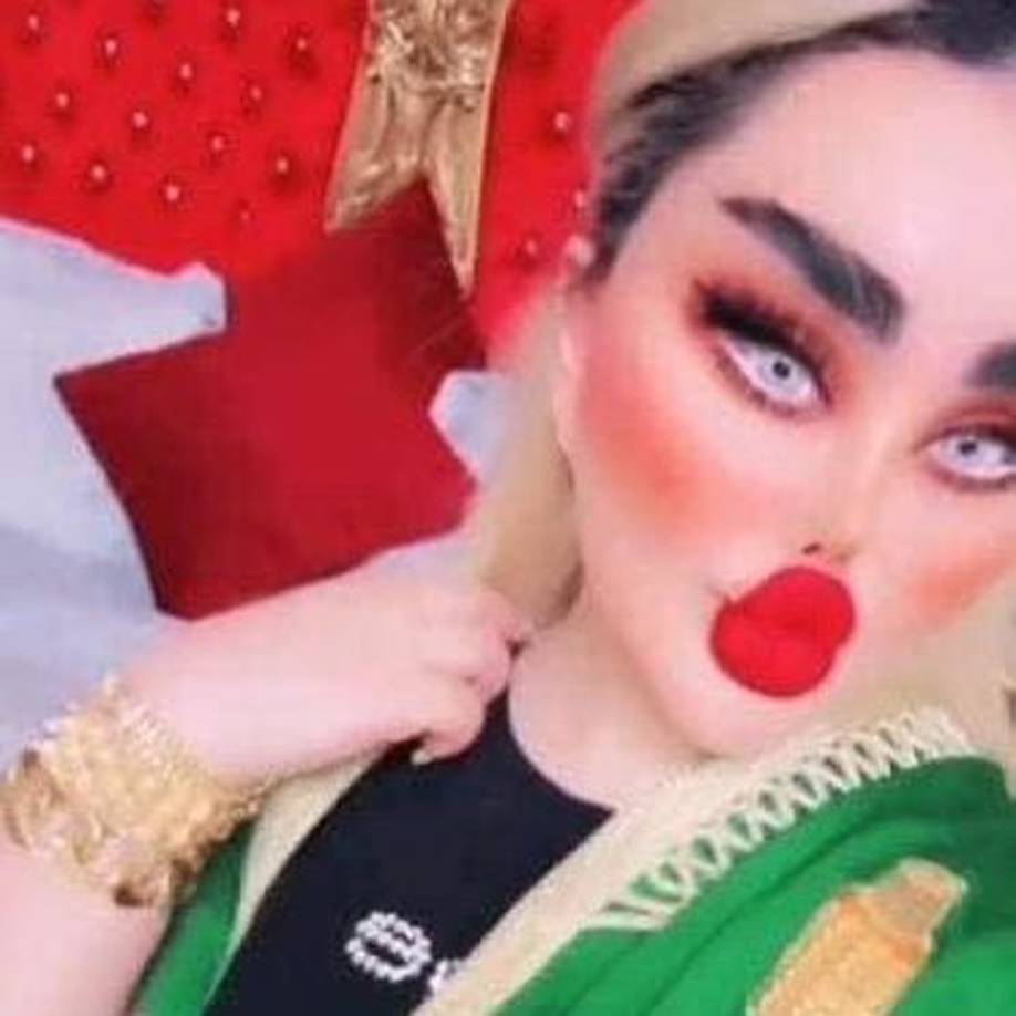 A Dalia se le puede ver una nariz muy pequeña y respingada, cejas pobladas y labios grandes y carnosos.